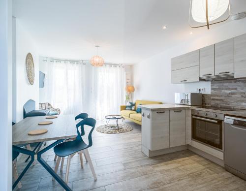 cocina con mesa y sillas en una habitación en Les Duplex du Lac d'Orient, en Mesnil-Saint-Père