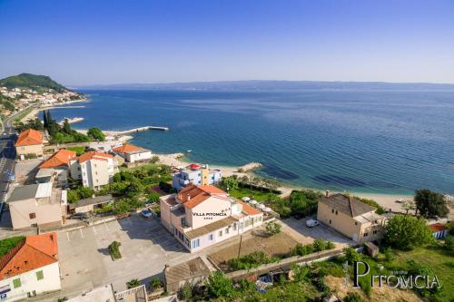 une vue aérienne sur une petite ville au bord de l'eau dans l'établissement Villa Pitomcia, à Podstrana