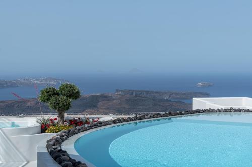 una piscina con vista sull'oceano di Akra Suites & Spa a Imerovigli