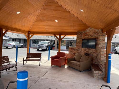 um pavilhão com cadeiras, uma lareira e uma televisão em Buffalo Inn Vintage MOTEL em Canyon