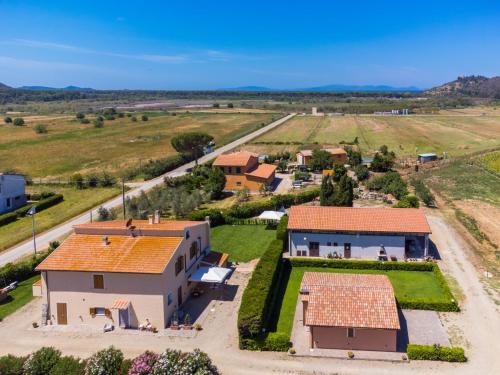 eine Luftansicht eines Hauses mit orangefarbenen Dächern in der Unterkunft Holiday Home Alma by Interhome in Castiglione della Pescaia