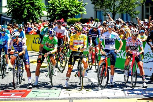 grupa ludzi jeżdżących rowerami w wyścigu w obiekcie Apartment A304 La Perle de Savoie w mieście Châtel