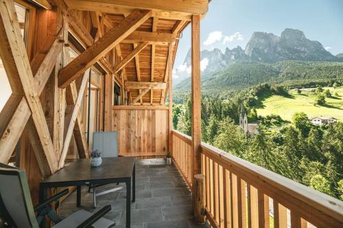 balcone con tavolo e vista sulle montagne di Zu Grof Morgenrot a Castelrotto