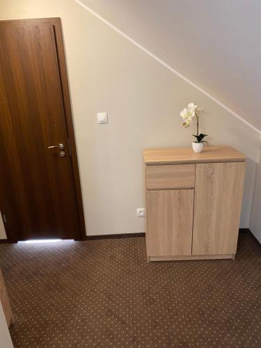 una habitación con una puerta de madera y un armario con flores. en GRACJA, en Warszawa