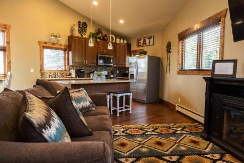 een woonkamer met een bank en een keuken bij Spacious 2nd story loft with awesome views in Estes Park