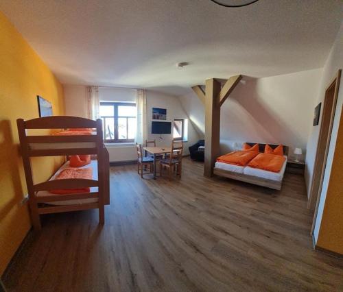 Postel nebo postele na pokoji v ubytování Wurzelrudis Hostel