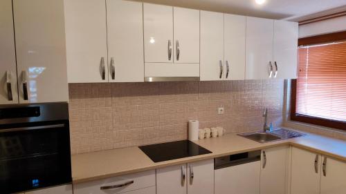 A kitchen or kitchenette at ENSA Apartments