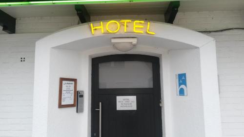 En logo, et sertifikat eller et firmaskilt på Hotel La Chaumiere