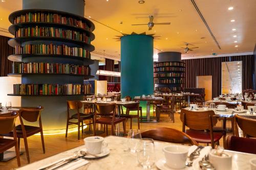 um restaurante com mesas, cadeiras e livros em St Martins Lane London em Londres