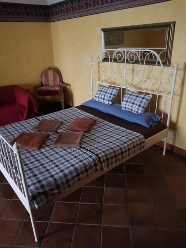 ein Schlafzimmer mit einem Bett mit einem weißen Bettrahmen in der Unterkunft "Flora B&B "- Rooms in Privat Home in Maspalomas