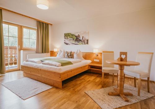 Giường trong phòng chung tại HOFERHOF ski in & ski out HOTEL Schladming -Dachstein