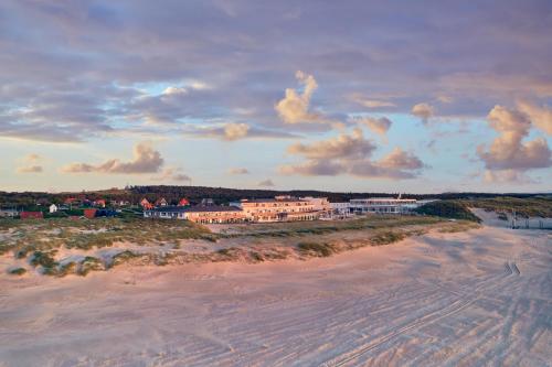 z powietrza widok na piaszczystą plażę z budynkami w tle w obiekcie WestCord Strandhotel Seeduyn w mieście Oost-Vlieland