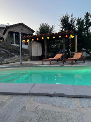 - une piscine avec un kiosque et deux bancs dans l'établissement Quinta do Cobral, à Oliveira do Hospital