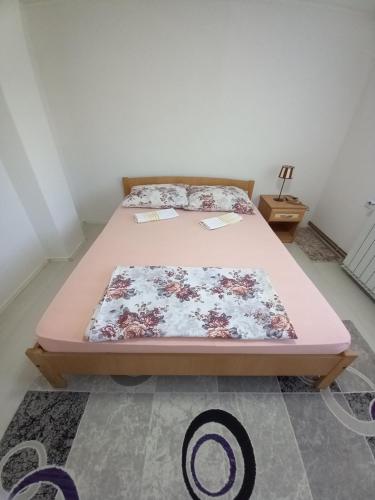 2 Betten in einem Zimmer mit einer rosa Matratze in der Unterkunft Apartment Maida in Dubrave Gornje