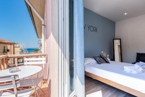 een kamer met een balkon, een bed en een tafel bij B&B Interno12 in Follonica