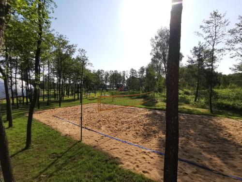 een volleybalveld in een park met bomen bij Pirties namelis ant ežero kranto in Trakai