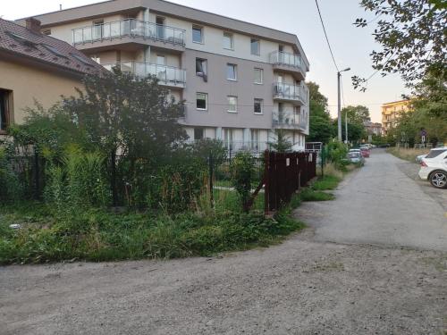 eine leere Straße vor einem Gebäude in der Unterkunft Parkowa House in Krakau