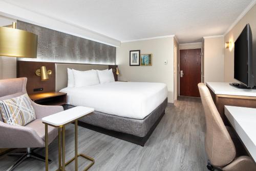 Uma TV ou centro de entretenimento em Crowne Plaza Toronto Airport, an IHG Hotel