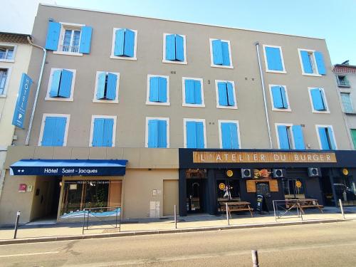 un edificio con finestre blu su una strada di Logis Hôtel Saint Jacques a Valence