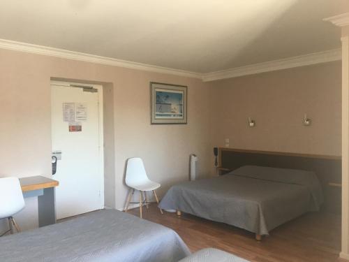 En eller flere senge i et værelse på Hotel Val De Saone Lyon Caluire Rillieux