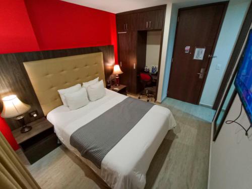 A bed or beds in a room at Hotel HR AMADA Cúcuta