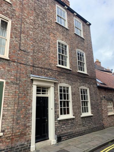 un edificio in mattoni con porta e finestre di 7 Precentor's Court a York