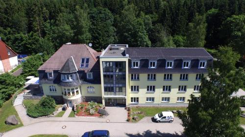 uma vista aérea de um grande edifício branco em REGIOHOTEL Am Brocken Schierke em Schierke