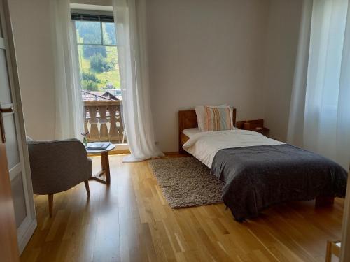 1 dormitorio con cama y ventana grande en Landhaus Semmering, en Semmering