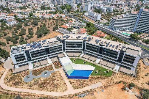 A piscina localizada em Luxury apartments with stunning sea views ou nos arredores