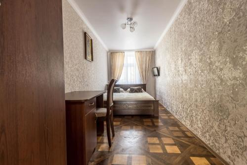 Cette petite chambre comprend un lit et une fenêtre. dans l'établissement Apartment Ryadom S Ploshadiu Rynok, à Lviv