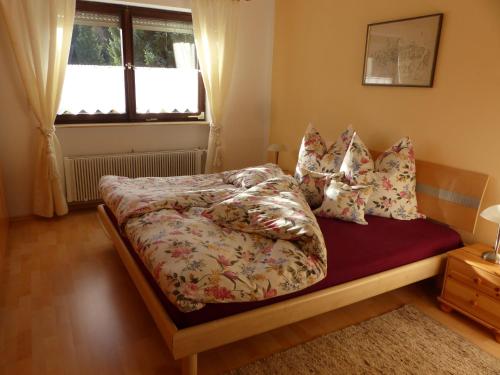 Una cama o camas en una habitación de Ferienwohnung Allgäuer Bergwelt