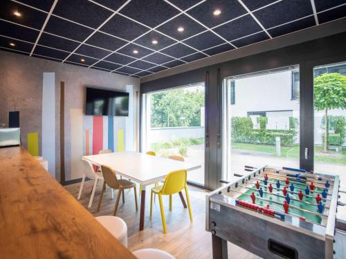 um quarto com uma mesa e uma bola de futebol em ibis budget Fribourg em Fribourg