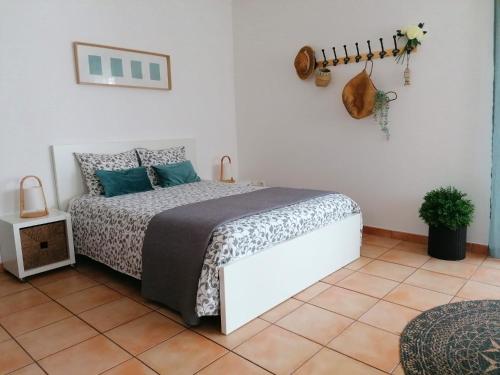 - une chambre avec un lit dans l'établissement Apartamento Estúdio Pinhalmar, à Vila Nova de Milfontes