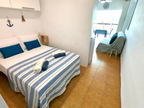 ein Schlafzimmer mit einem Bett mit einem ausgestopften Tier darauf in der Unterkunft Bay View Empuriabrava in Empuriabrava