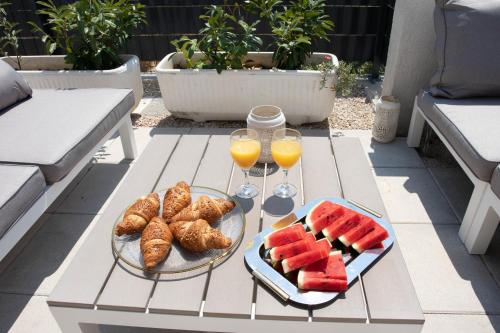 - une table avec deux assiettes de nourriture et deux verres de vin dans l'établissement Villa Fortuna, à Podstrana