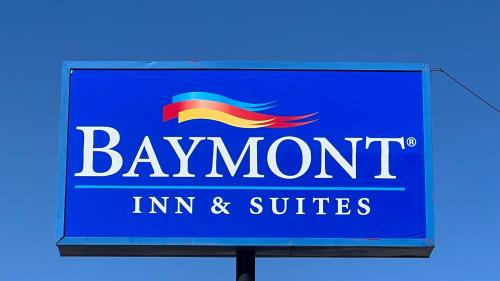 奥德萨Baymont Inn by Wyndham Odessa University Area的包蒙旅馆和套房的标志