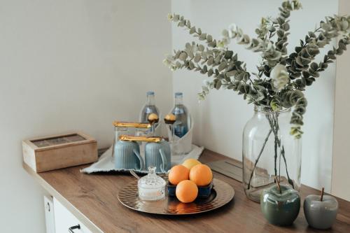 einen Tisch mit einem Teller Eiern und einer Vase mit Blumen in der Unterkunft Blue_Loft in Sandomierz