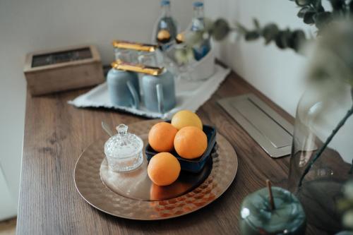 einen Teller Orangen und einen Kuchen auf dem Tisch in der Unterkunft Blue_Loft in Sandomierz