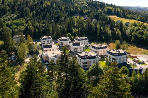 eine Luftansicht eines Apartmentkomplexes in einem Wald in der Unterkunft VISLOW Resort in Wisła