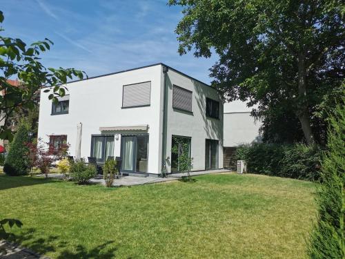 une maison blanche avec une cour dans l'établissement Ferienhaus Marie, à Erfurt