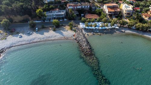 Zdjęcie z galerii obiektu Kamari Apartments seafront w Kalamácie