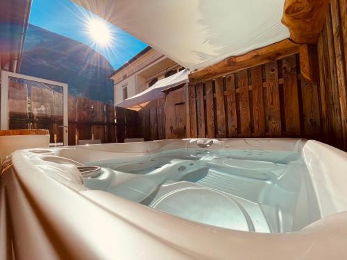 een jacuzzi in een kamer met een plafond bij CASA da CARMEN - Relax & Tradizione in Mezzolombardo