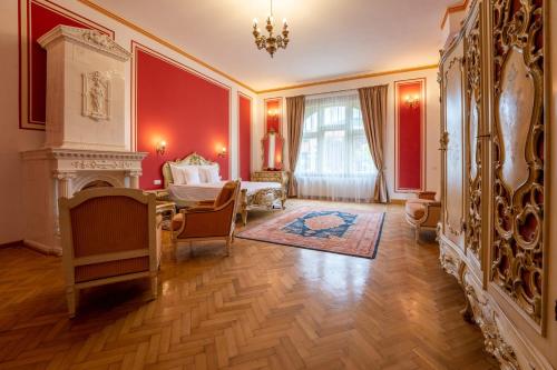 een slaapkamer met een bed en een open haard in een kamer bij Clasic Haus Sighisoara in Sighişoara