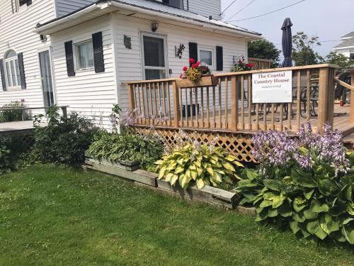 Um jardim em The Coastal Country House in New Brunswick