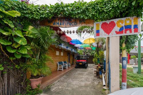 um edifício com uma placa que lê emergiu em Posada Amaripucci em San Andrés