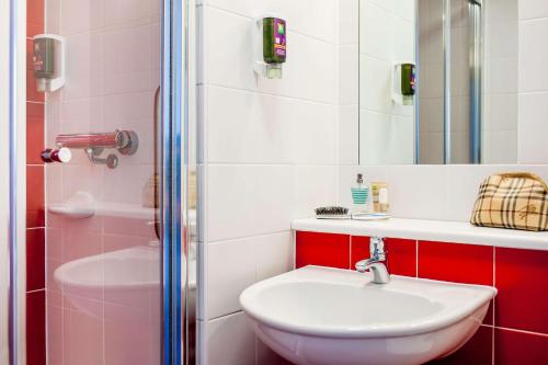 y baño con lavabo, aseo y ducha. en Forshaws Hotel - Blackpool en Blackpool