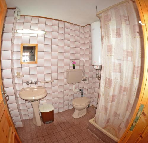 Un baño de Palyongov Guest House