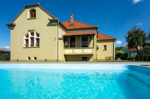 een huis en een zwembad voor een huis bij Clasic Haus Sighisoara in Sighişoara