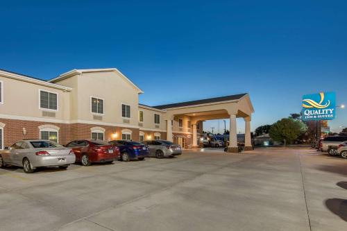 een autodealer met auto's geparkeerd op een parkeerplaats bij Quality Inn & Suites Clayton, NM in Clayton