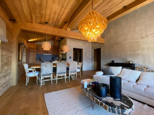 Zona d'estar a Chalet 7 Luxury Chalet with Cinema room